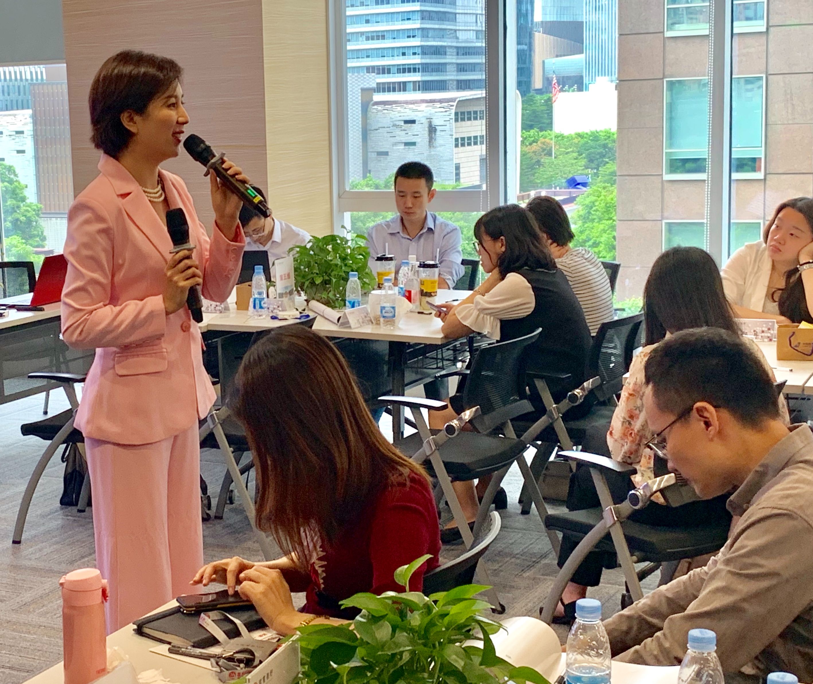 帶動(dòng)企業(yè)服務(wù)效能的提升，深圳服務(wù)禮儀培訓(xùn)機(jī)構(gòu)的解答